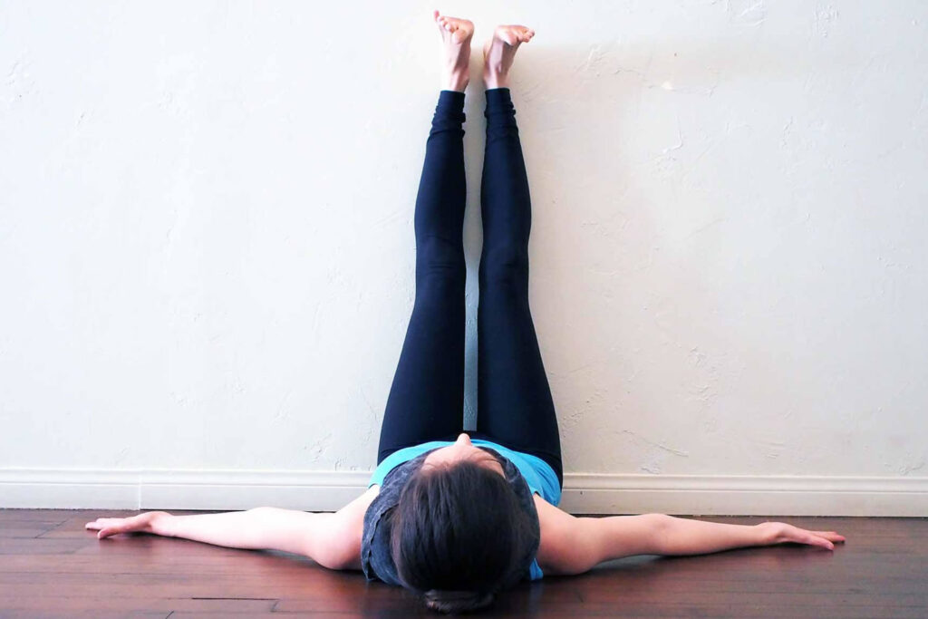 Kaki Naik ke Dinding 5 Menit: Trik Yoga untuk Hati Tenang dan Tidur Nyenyak Tanpa Obat